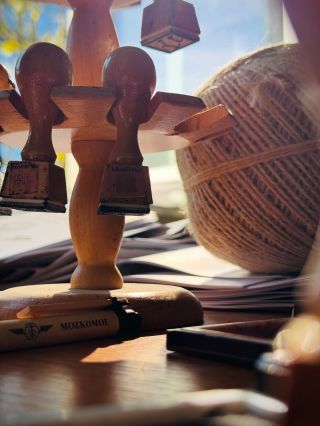 Podzimní světlo, vůně papíru a zvuk razítek. Expedice, co hřeje zevnitř i zvenku. 🍂🕯️ #mozkomol #malypodnikatel #tvorba...